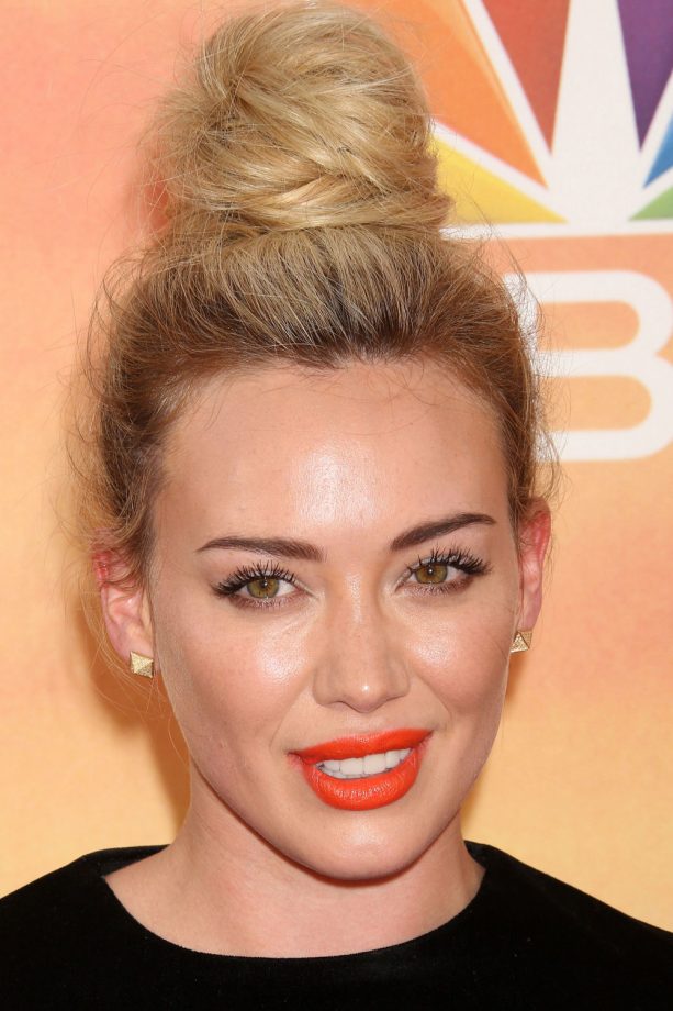 Hilary Duff Teams A Fluffy Topknot With Red Lips At The iHeartRadio Awards, 2014