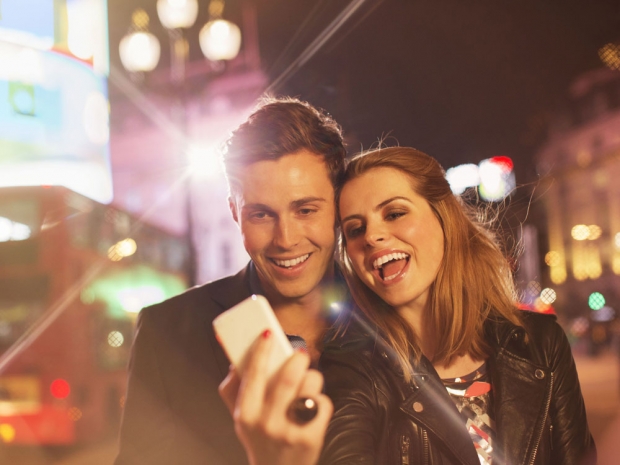 Tinder Dates couple take a selfie in London