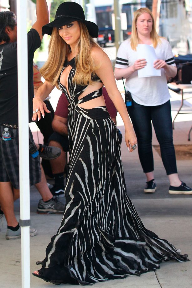 Jennifer Lopez Wears A Stripey Monochrome Dress On Set Of 'American Idol', 2014
