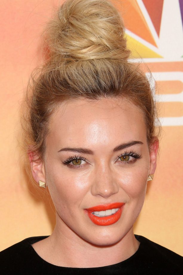 Hilary Duff Does A Topknot For The iHeartRadio Awards, 2014