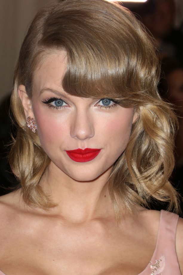 Taylor Swift Curls Her Blonde Bob For The Met Ball, 2014