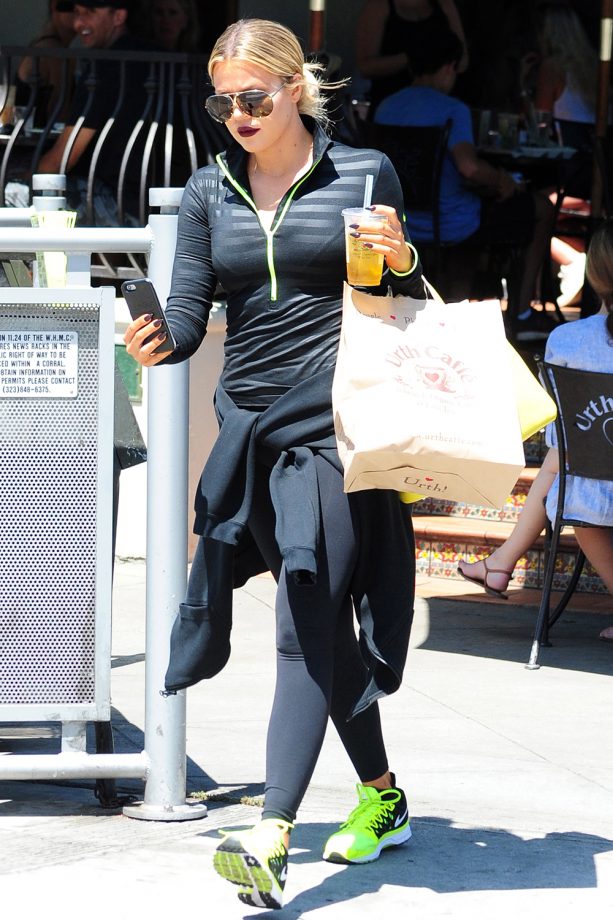 Khloe Kardashian Vamps Up Her Workout Gear With A Dark Plum Lip, 2015