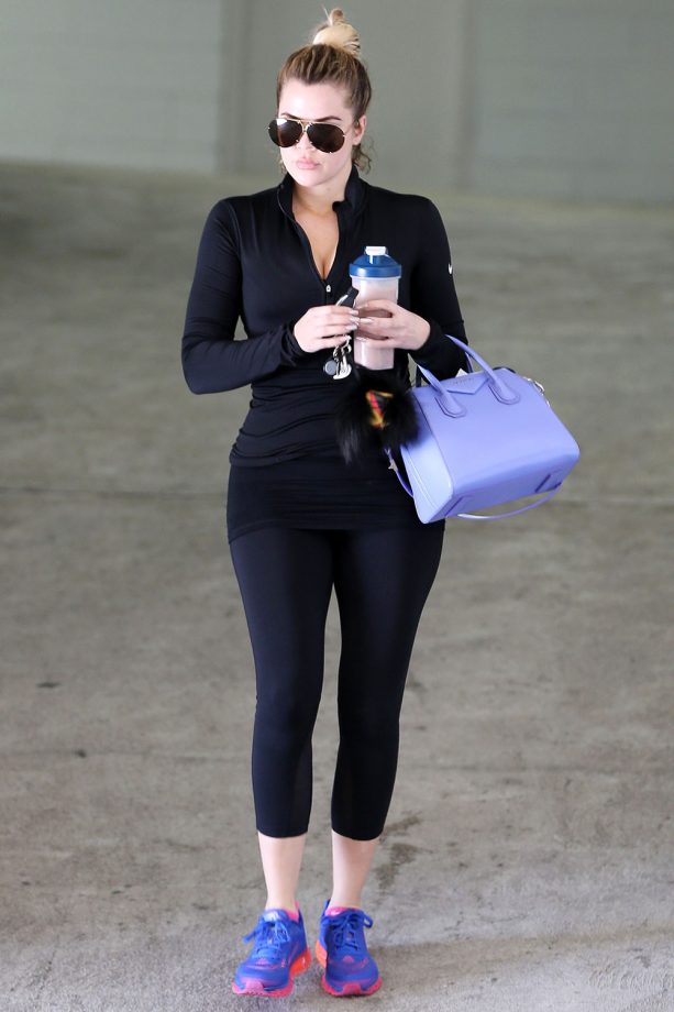 Khloe Kardashian Wears All Black To Her Gym But Colour Pops It Up With A Bright Bag And Trainers, 2015