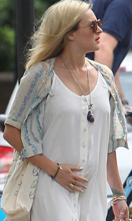 Fearne Cotton Cradled Her Bump Out In London, 2012