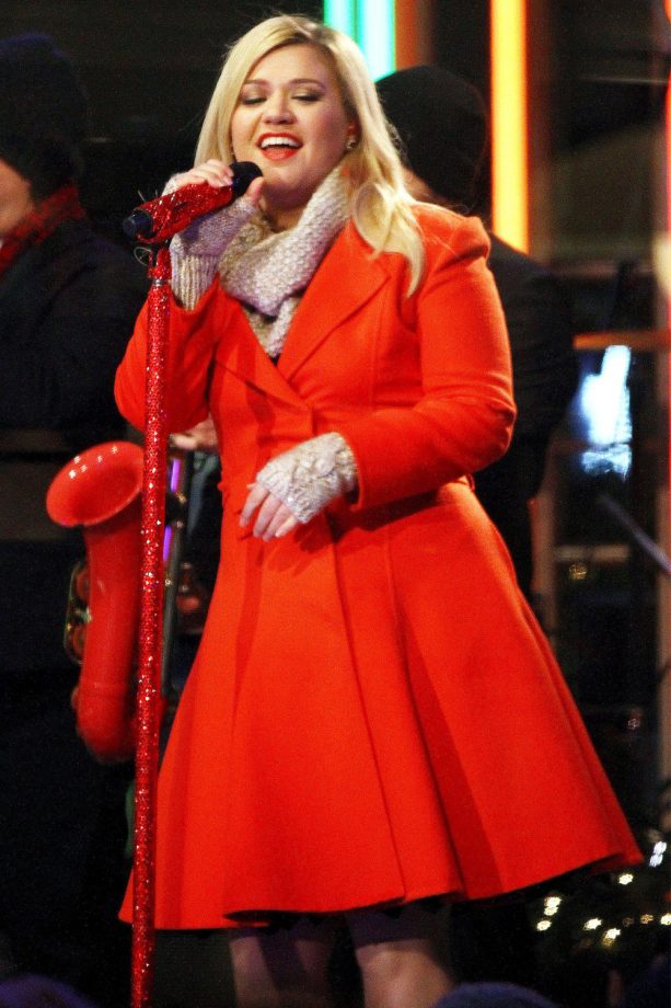 Kelly Clarkson Protects Her Baby Bump In This Warm Festive Red Coat, 2013