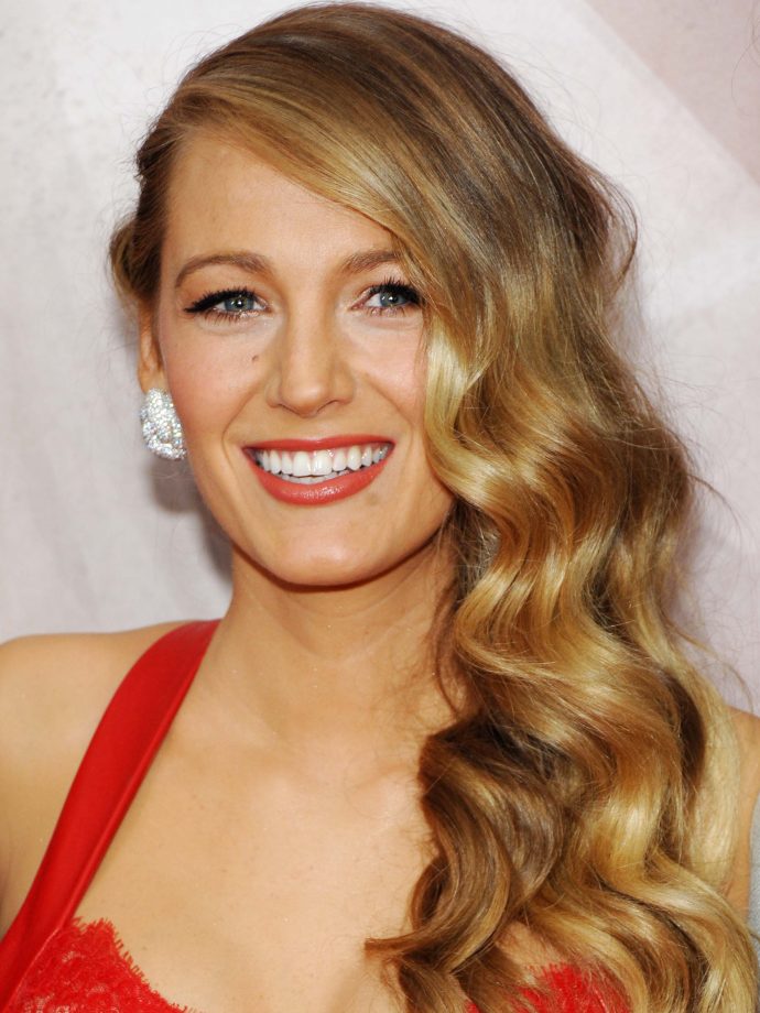 Blake Lively's Long And Loose Barrel Waves, 2015