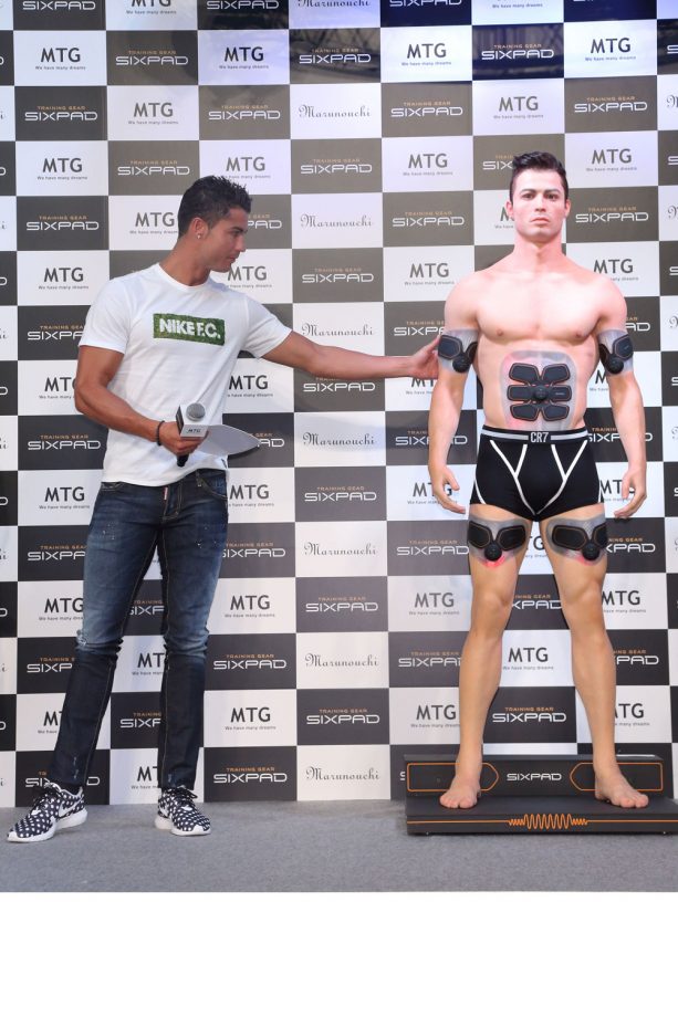 Cristiano Ronaldo Checks Out His Muscles On His Waxwork Figure In Japan, 2015