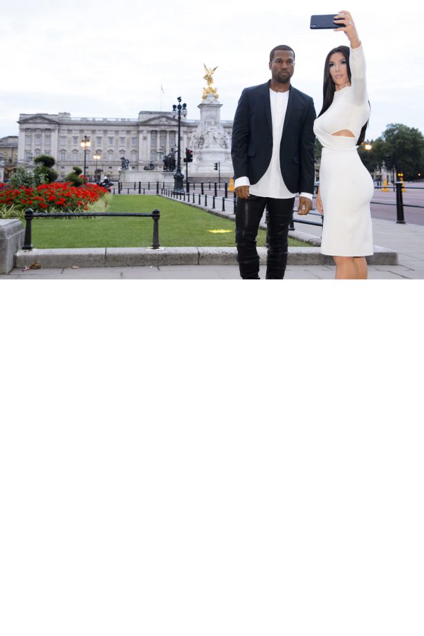 Kim Kardashian And Kanye West Do A Spot Of Sightseeing In London And Capture The Moment With A Selfie, 2015