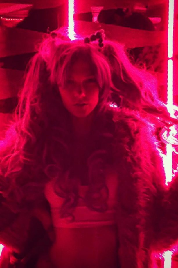 Fashion Writer Derek Blasberg Snaps Karlie Kloss Wigging Out At The Burning Man Festival, 2015