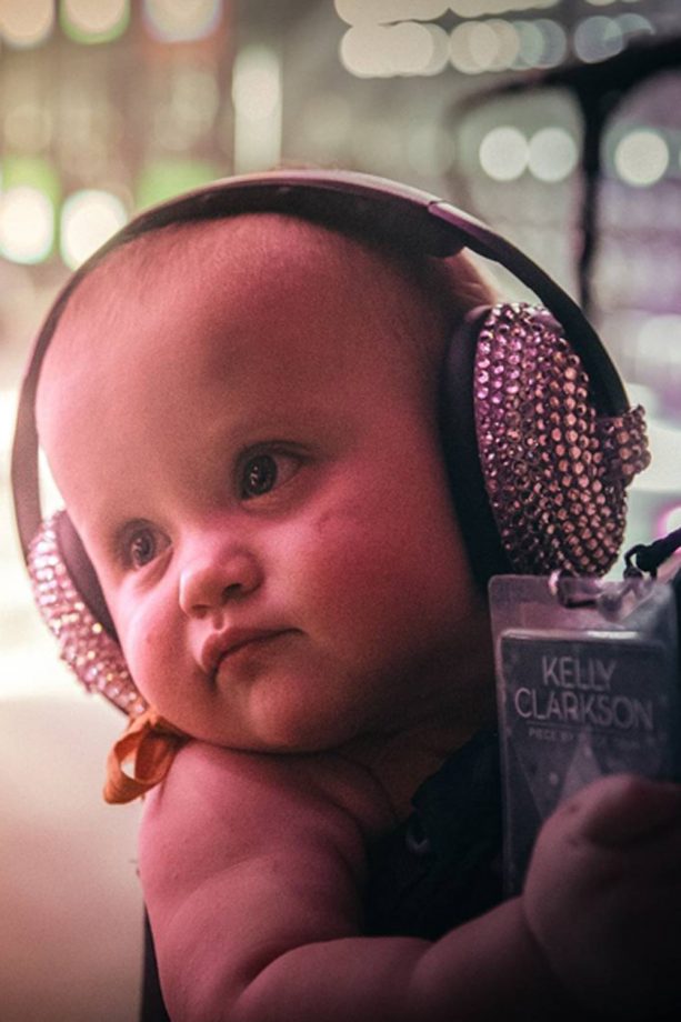Kelly Clarkson Shares An Adorable Snap Of Her Baby Daughter River Rocking Out, 2015