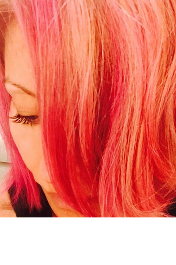 Kelly Ripa Rocks Rose Pink Tresses On Instagram, 2015