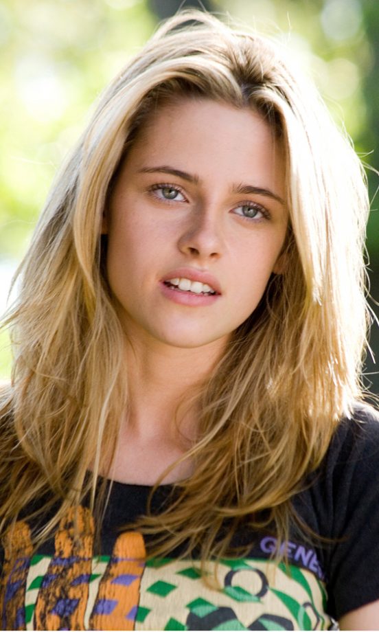 Kristen Stewart's Blonde Hairstyle In The Film In The Land Of Women, 2007