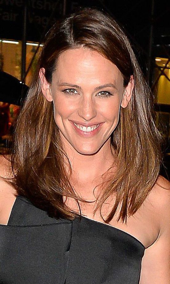 Jennifer Garner Keeps Her Brown Hair Glossy While Out And About In New York, 2013