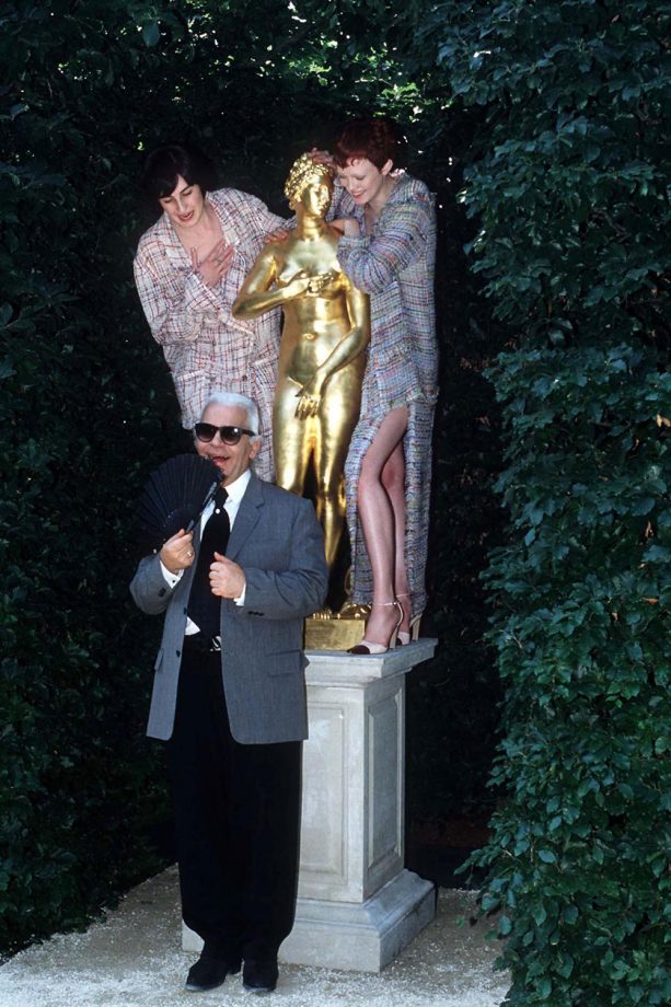 Karl Lagerfeld Poses With Erin O'Connor And Karen Elson At The Chelsea Flower Show In London, 1998