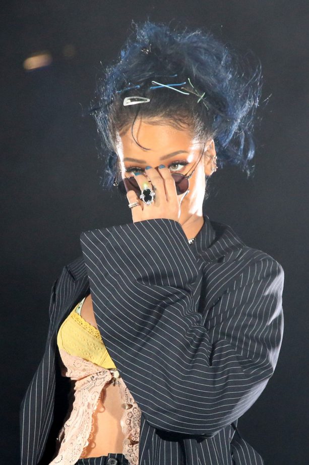 Rihanna Debuts Her New Blue Do, 2015