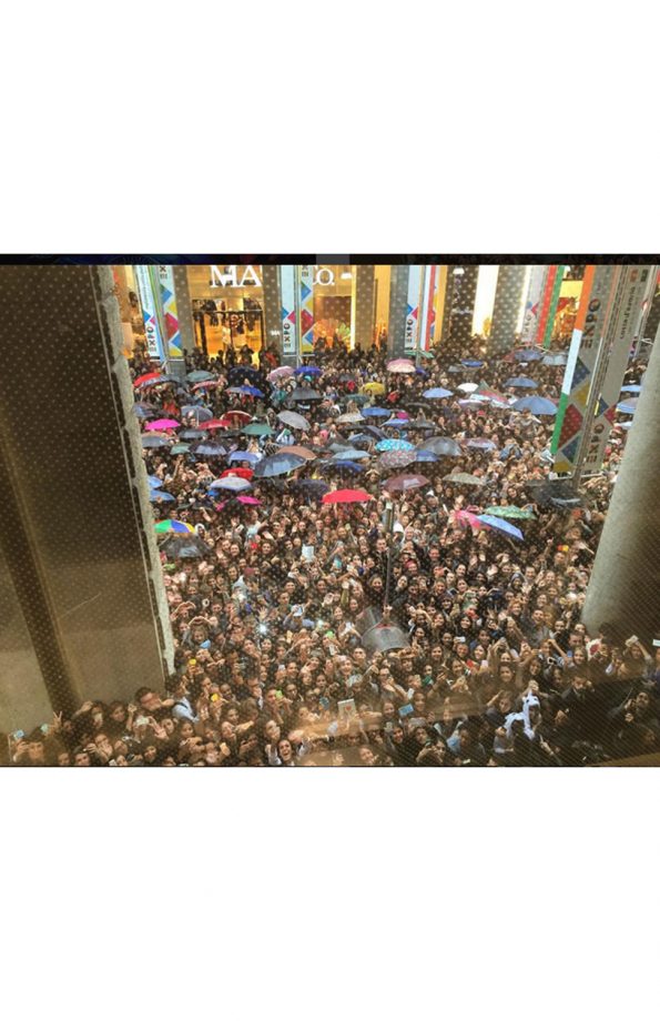 The Crowd That Stopped The Streets Of Milan For Cara Delevingne And Kate Moss’s Arrival