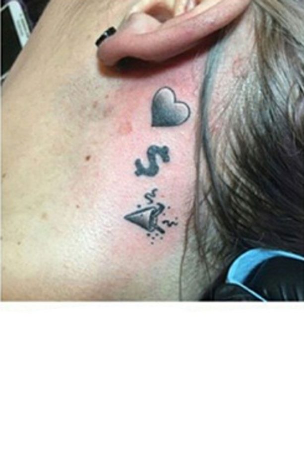 Miley Cyrus Get A Cool New Emoticon Tattoo, 2015