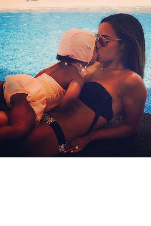 Rochelle Humes Shares A Kiss With Her Adorable Daughter Alaia-Mai Whilst On Holiday In Dubai, 2015