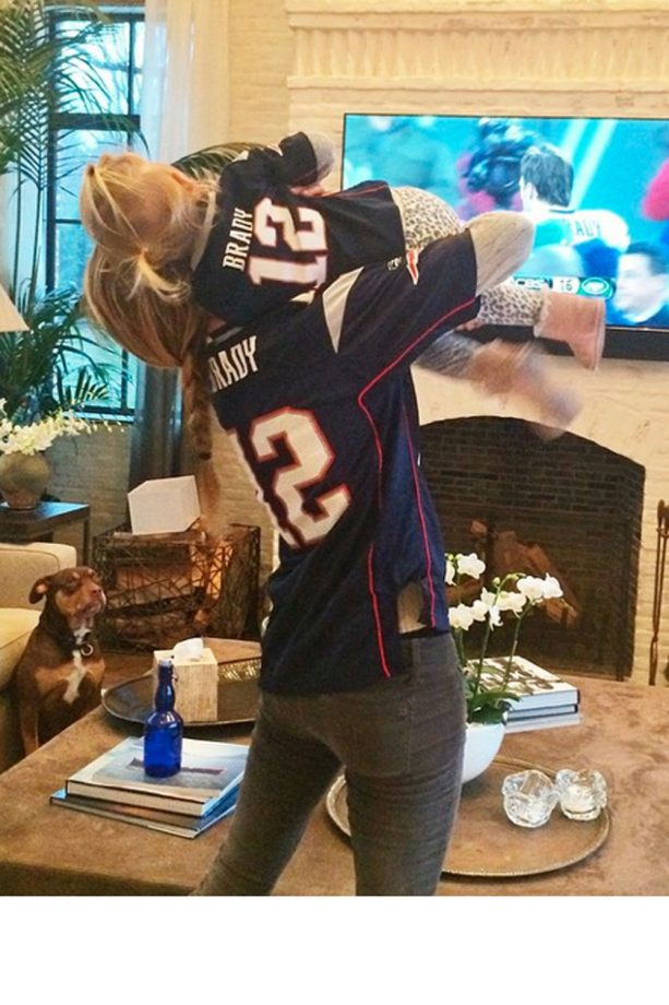 Gisele Bundchen And Daughter Vivian Wear Matching Shirts To Support Her Footballer Hubby Tom Brady, 2014