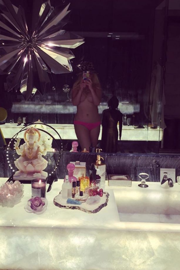 Christina Aguilera Takes A Cheeky Topless Snap, 2015