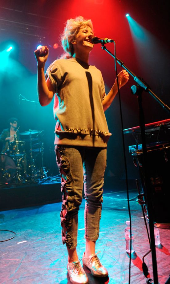 Ellie Goulding's Studded Jumper And Gold Brogues Are The Perfect Gig Get-Up, March 2010