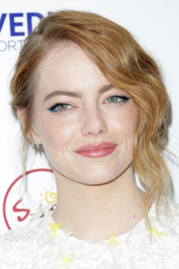 Emma Stone Shows Us How To Style Mid Length Hair, 2015