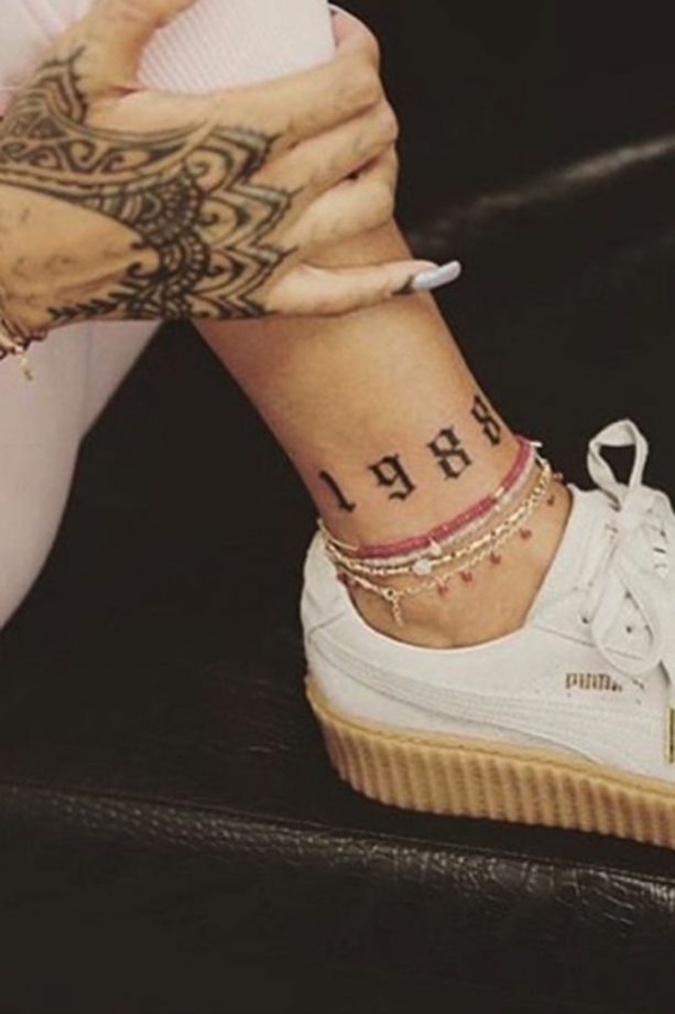 Rihanna Pays Tribute To Her Year Of Birth, 2015