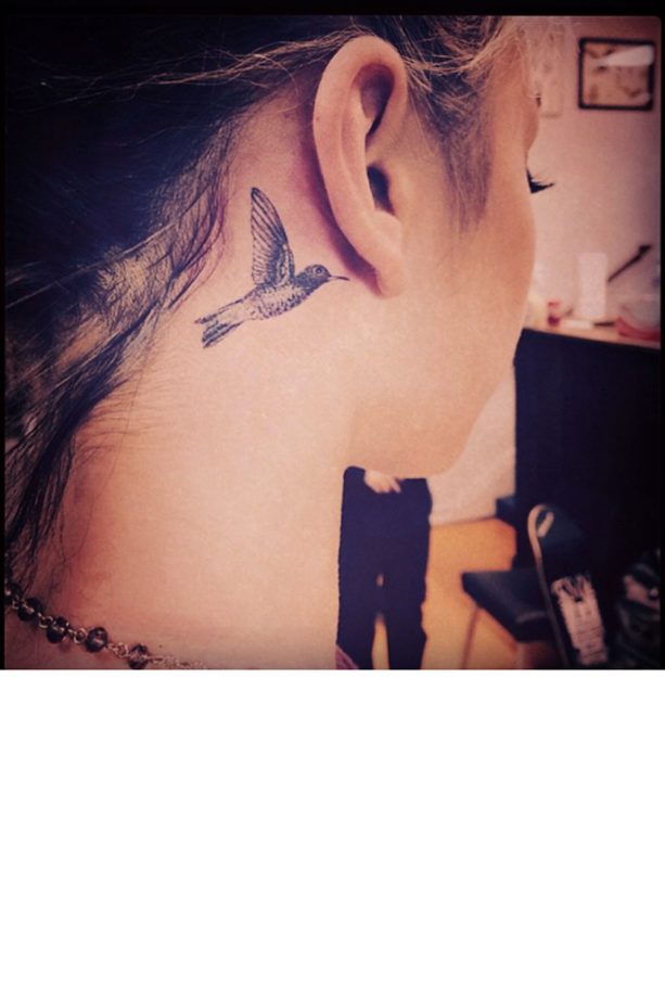 Sarah Hyland Gets A Gorgeous Hummingbird Tattoo Behind Her Ear, 2014