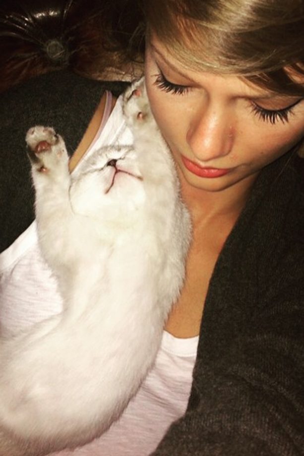 Taylor Swift Shares A Cute Throwback Of Her And Olivia Benson, 2015
