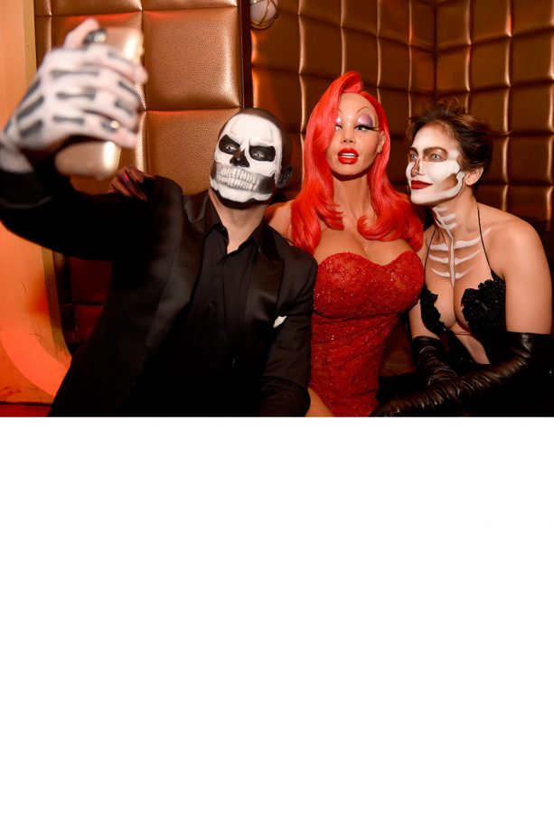 Heidi Klum Gets In The Middle Of Jennifer Lopez and Casper Smart's Selfie At Her Annual Halloween Bash, 2015