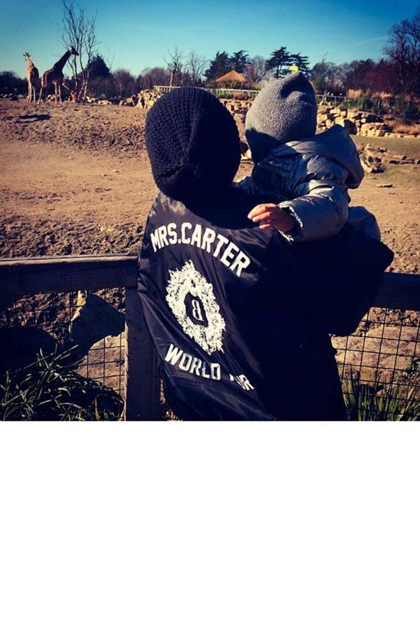 Beyoncé Shows Blue Ivy The Giraffes On A Trip To The Zoo, 2014