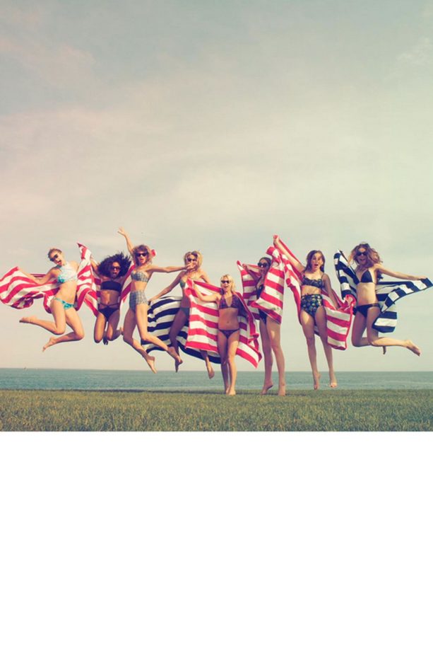 Taylor Swift Has Fun With Her Friends At Her 4th July Party, 2015