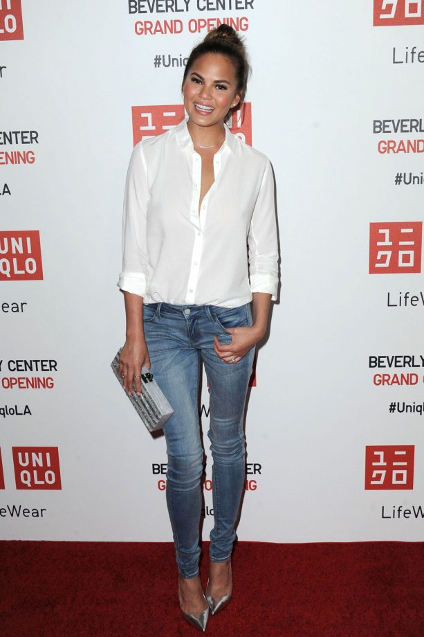 Chrissy Teigen Relaxes In Denim Jeans And A White Shirt To A UNIQLO Event In Los Angeles, 2014