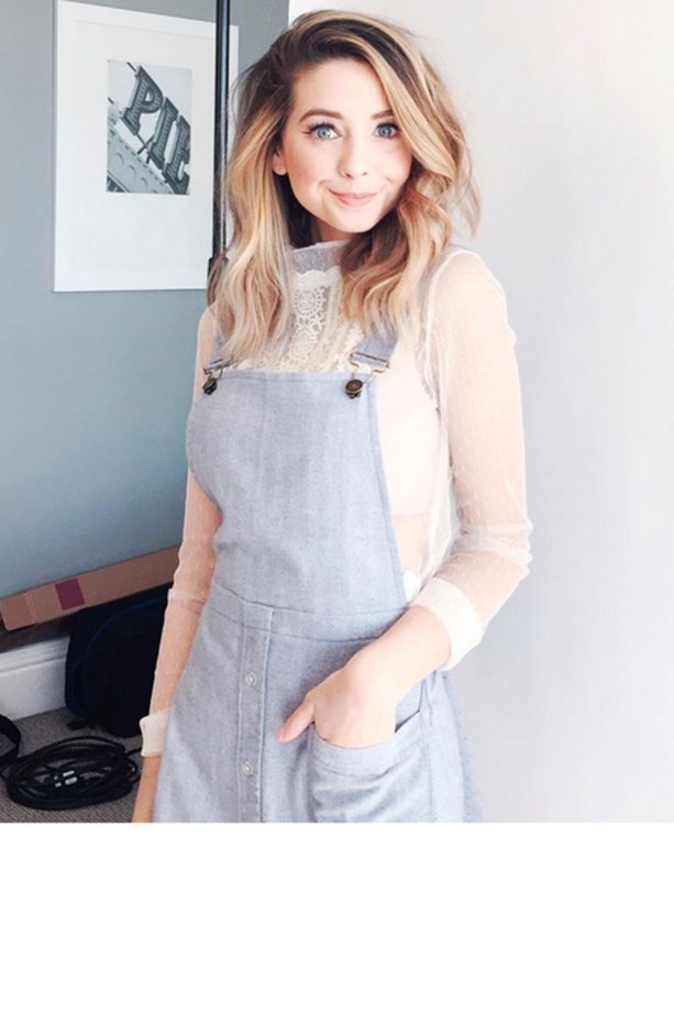 Zoella Shows Off Her Natural Beauty With Wavy Hair And Minimal Make Up, 2016