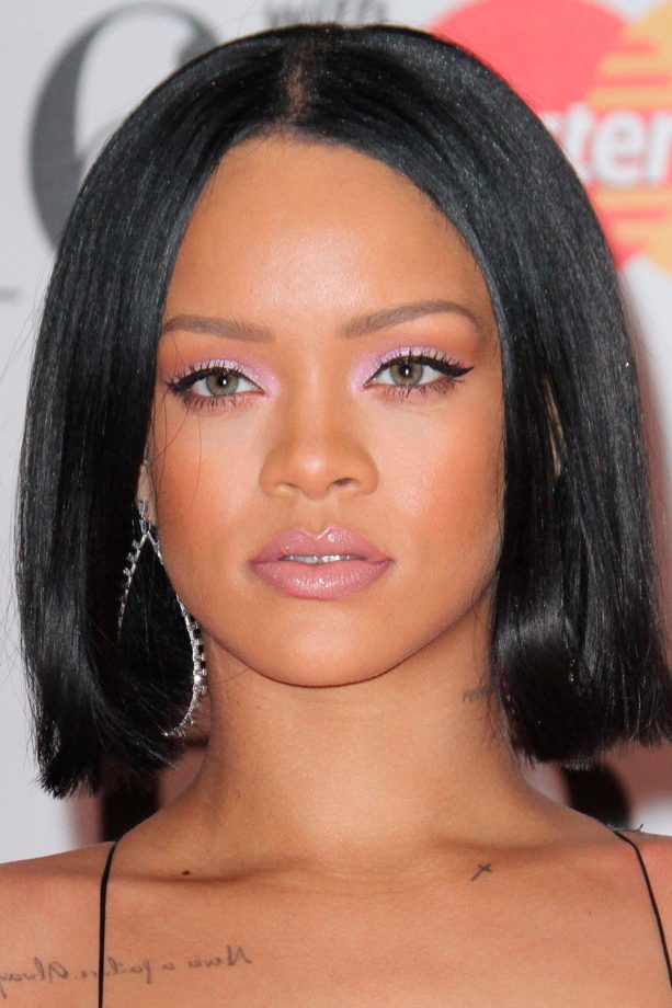 Rihanna Looks Pretty In Pink Tones And A Simple Flick, 2016