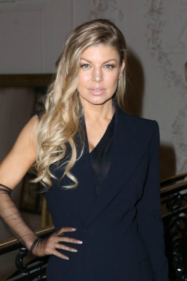 Fergie sports over the shoulder curls showing off her gorgeous golden locks 2016