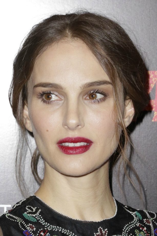 Natalie Portman looks effortless at the Jane Got A Gun Premiere in New York, 27th Jan 2016