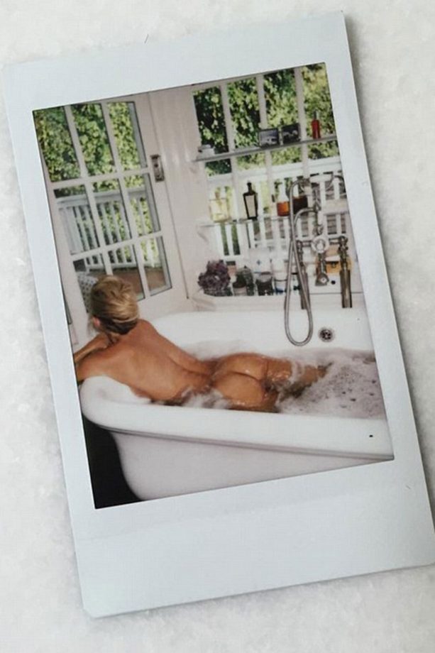Kate Hudson In This Cheeky Bath Tub Snap, 2016