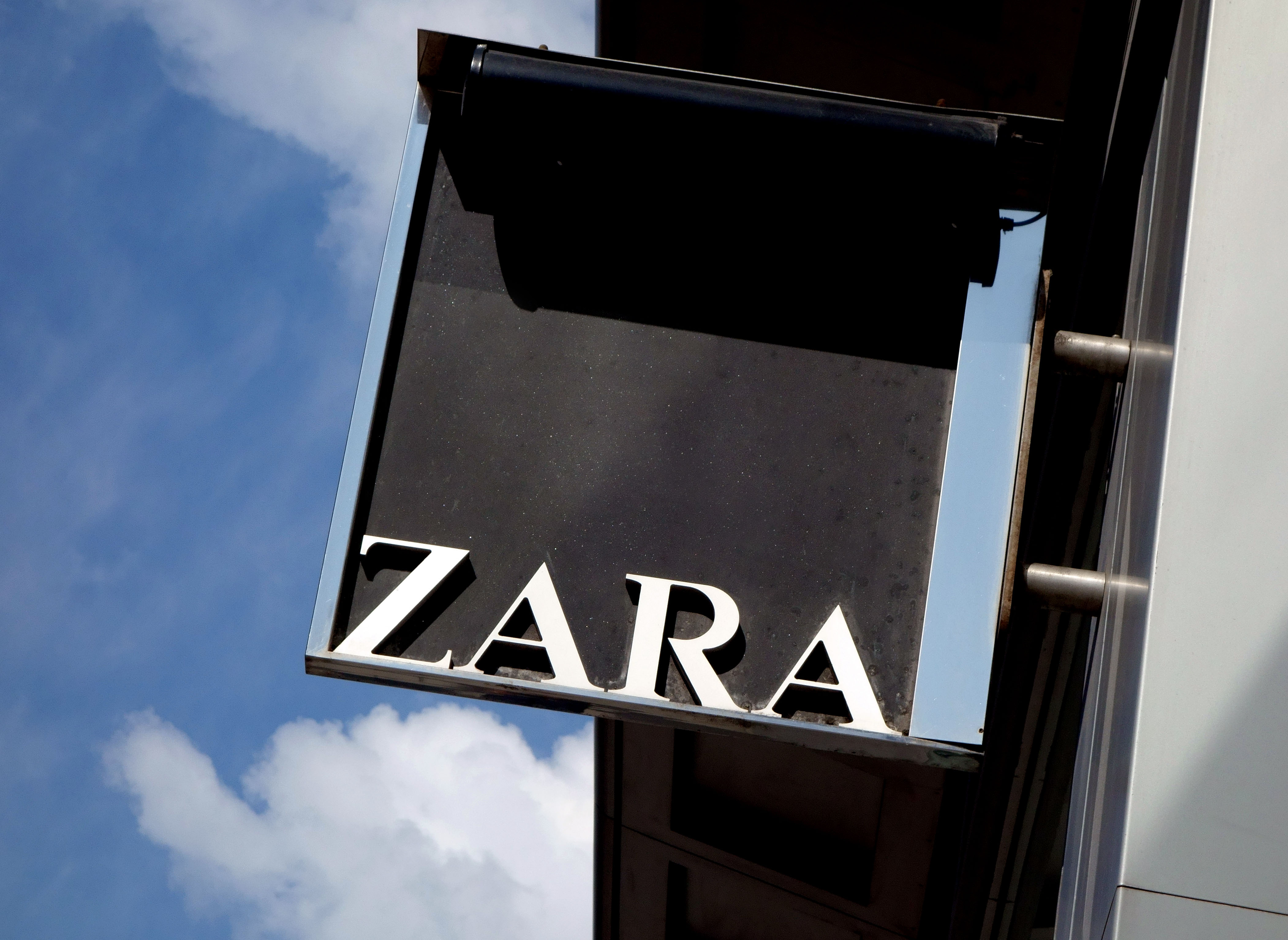 Zara Self Service Checkouts Are Actually A Thing In The UK