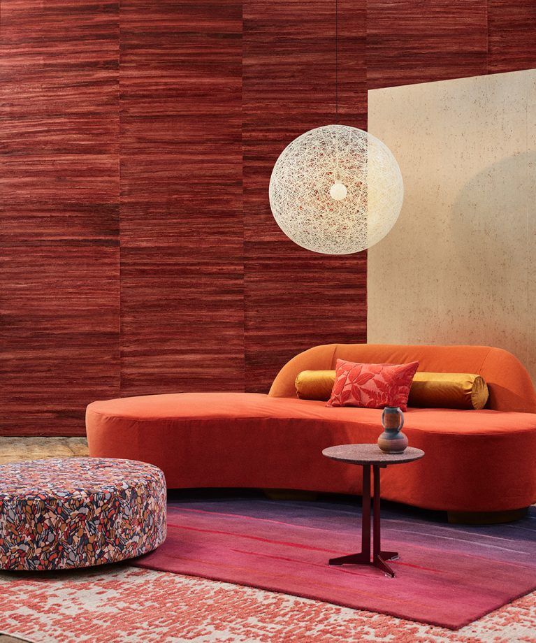 Fiery living room with vivid red sofa and wallpaper Fiery living room with vivid red sofa and wallpaper