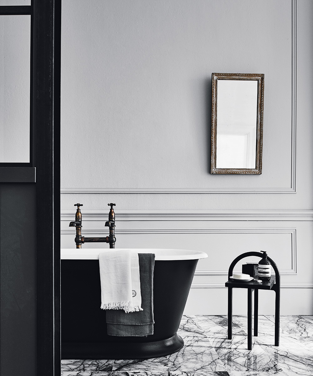 Black bathroom trend