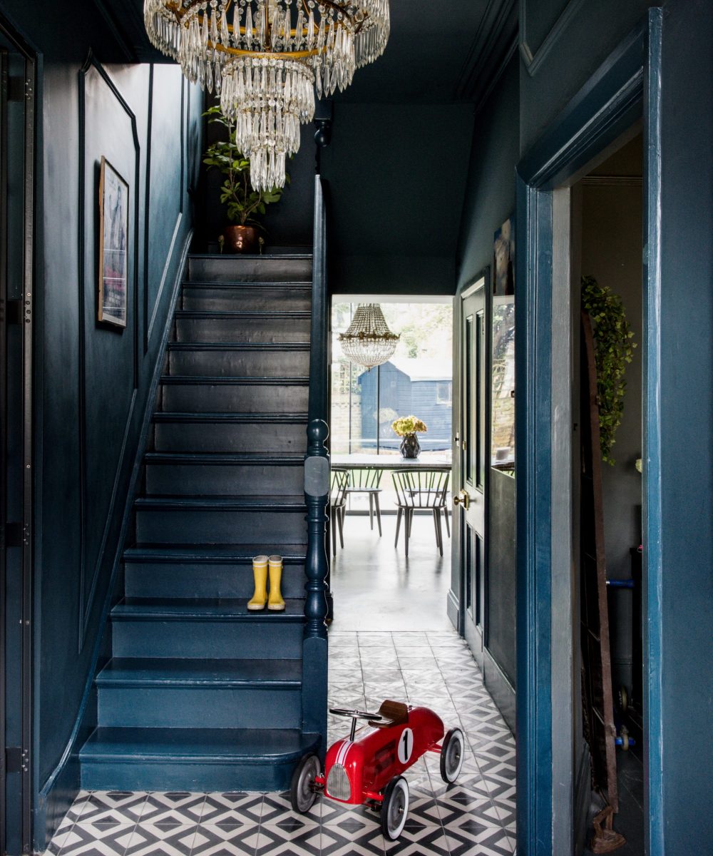 How to decorate a staircase 3